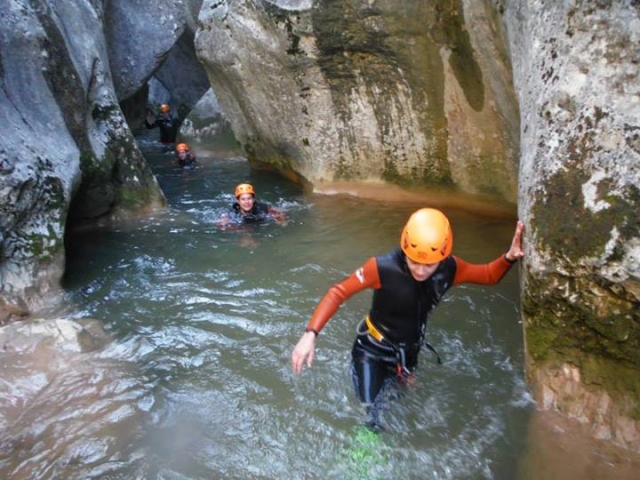 a traves del barranco